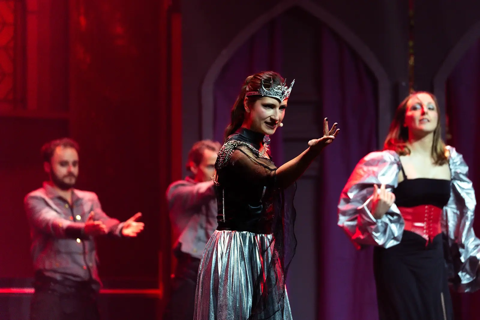 Comédienne en scène, spectacle Grimm d'ADEACT
